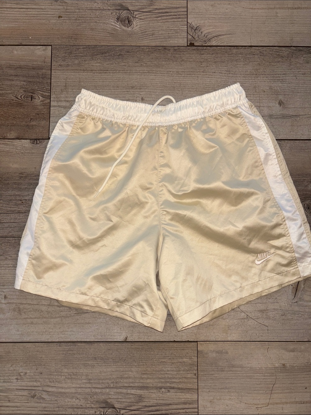Nike Men’s Gold & Cream Athletic Shorts Standard Fit Above Knee Size Small NWT